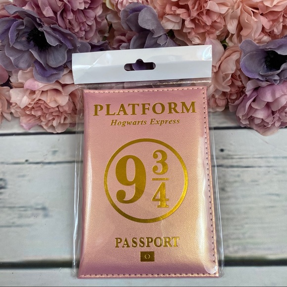Harry Potter 9 and 3/4 Platform Pink Passport Cover - Picture 6 of 8